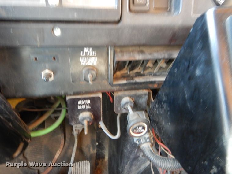 image for item IY9670 2000 International 4900  dump truck