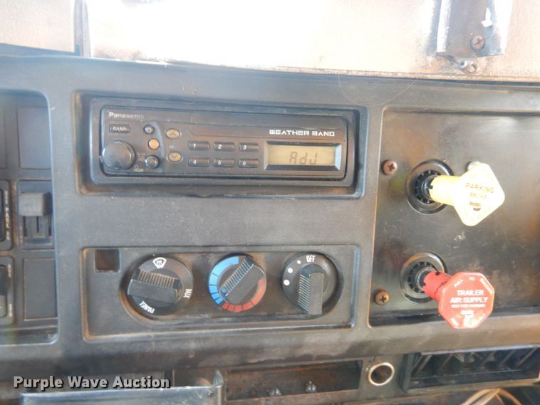 image for item IY9670 2000 International 4900  dump truck