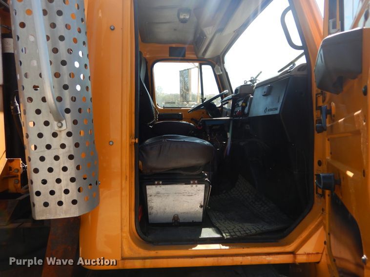 image for item IY9670 2000 International 4900  dump truck