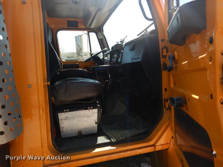 image for item IY9670 2000 International 4900  dump truck