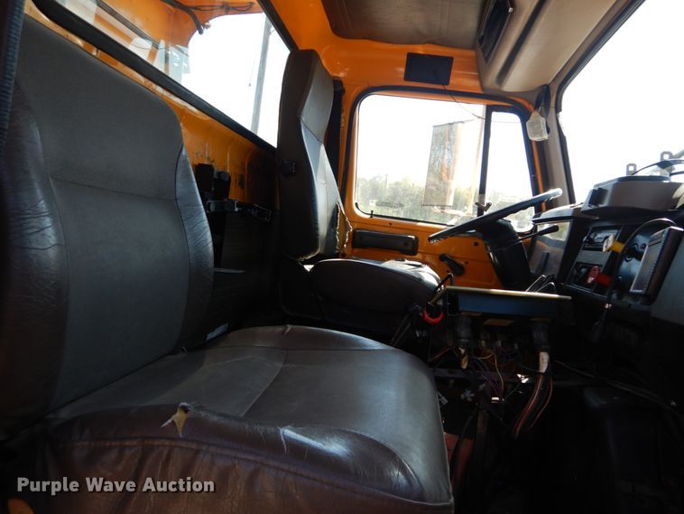 image for item IY9670 2000 International 4900  dump truck