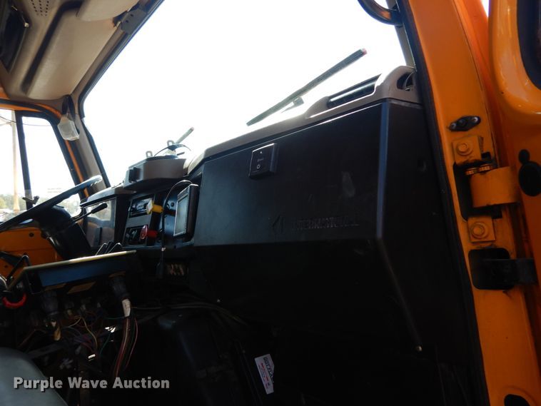 image for item IY9670 2000 International 4900  dump truck