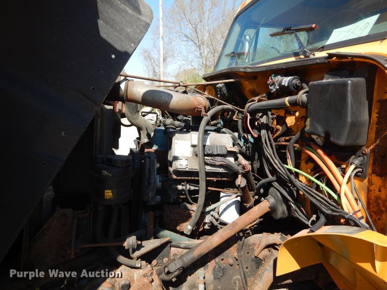 image for item IY9670 2000 International 4900  dump truck