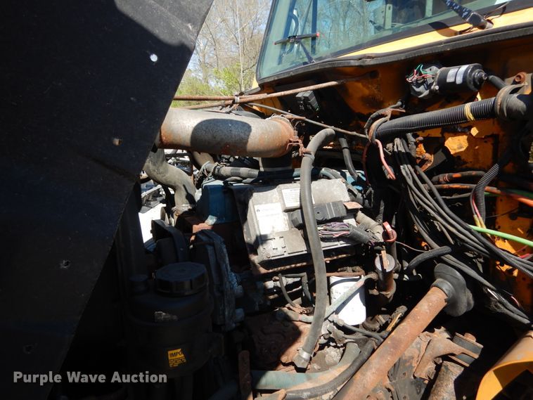 image for item IY9670 2000 International 4900  dump truck