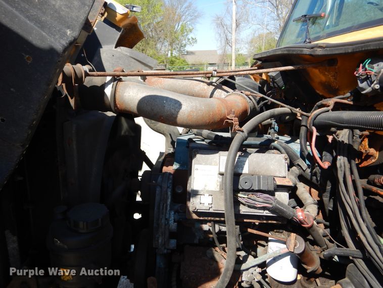 image for item IY9670 2000 International 4900  dump truck