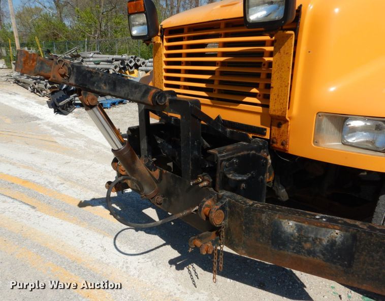 image for item IY9670 2000 International 4900  dump truck