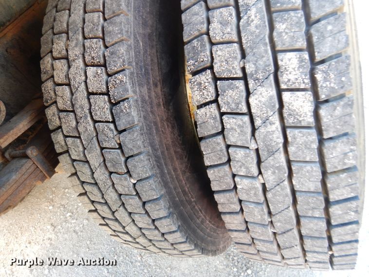 image for item IY9670 2000 International 4900  dump truck