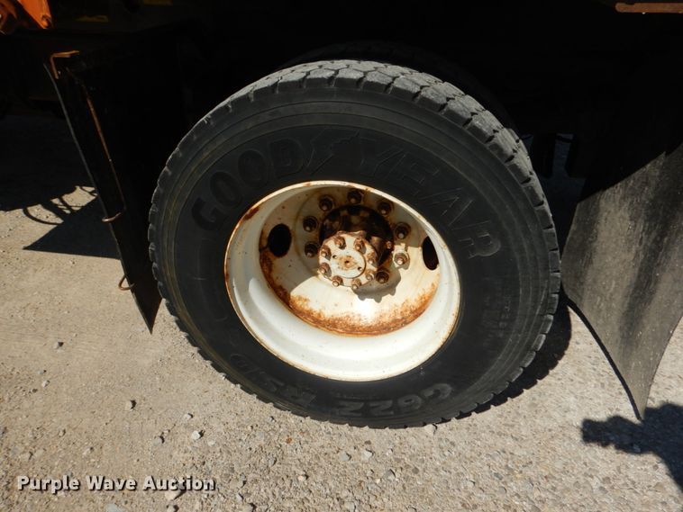 image for item IY9670 2000 International 4900  dump truck