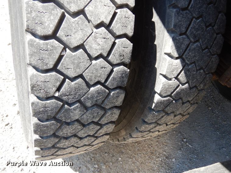 image for item IY9670 2000 International 4900  dump truck