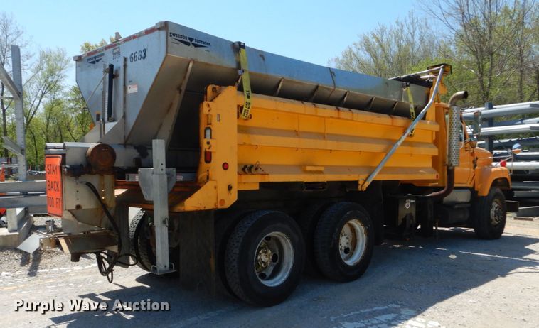 image for item IY9675 2002 International 2554  dump truck