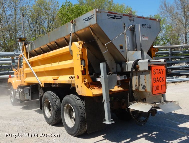 image for item IY9675 2002 International 2554  dump truck
