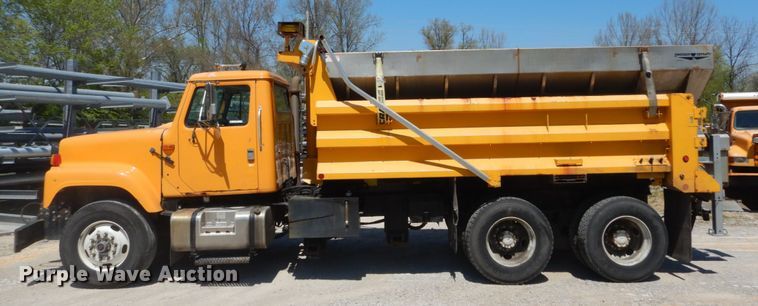 image for item IY9675 2002 International 2554  dump truck
