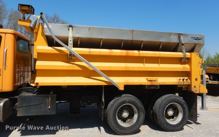 image for item IY9675 2002 International 2554  dump truck