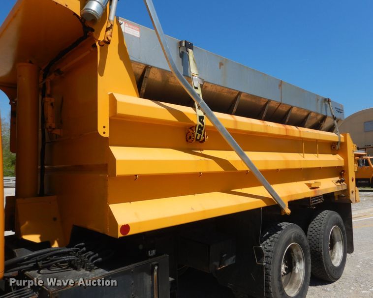 image for item IY9675 2002 International 2554  dump truck