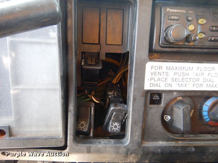 image for item IY9675 2002 International 2554  dump truck