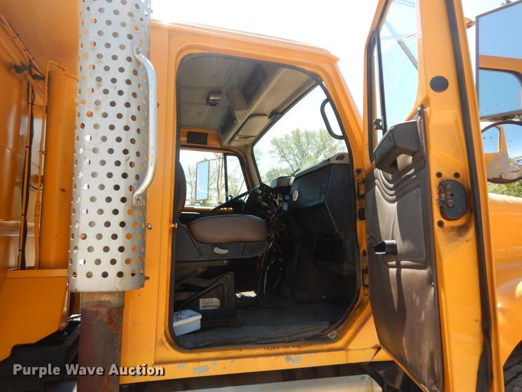 image for item IY9675 2002 International 2554  dump truck