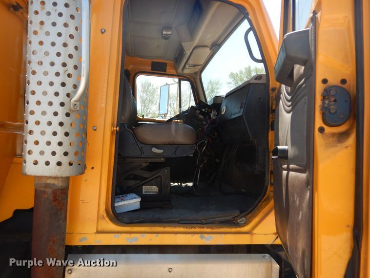 image for item IY9675 2002 International 2554  dump truck