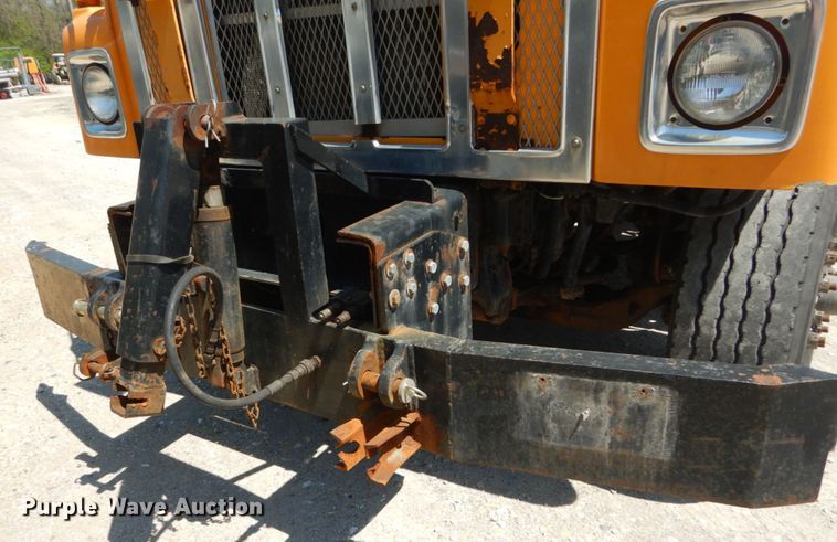 image for item IY9675 2002 International 2554  dump truck