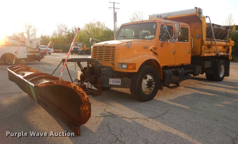 image for item IY9683 2002 International 4900  dump truck