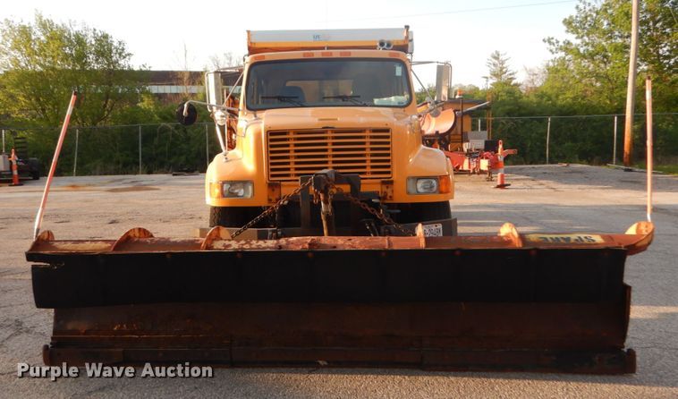 image for item IY9683 2002 International 4900  dump truck