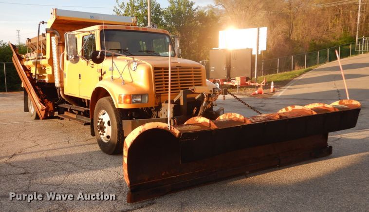 image for item IY9683 2002 International 4900  dump truck