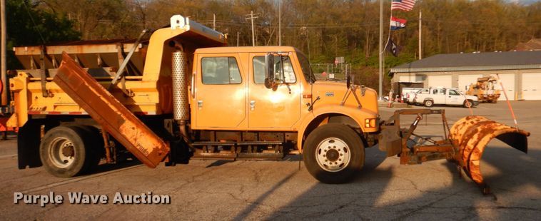 image for item IY9683 2002 International 4900  dump truck