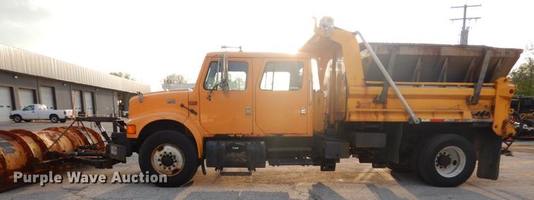 image for item IY9683 2002 International 4900  dump truck
