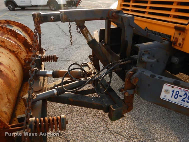 image for item IY9683 2002 International 4900  dump truck