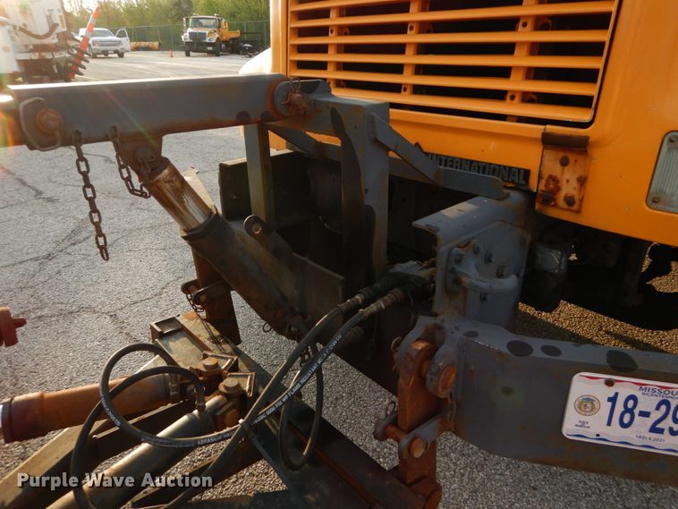 image for item IY9683 2002 International 4900  dump truck