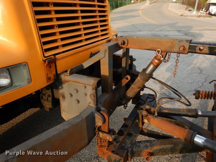 image for item IY9683 2002 International 4900  dump truck