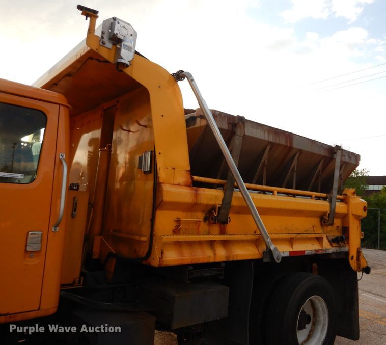 image for item IY9683 2002 International 4900  dump truck