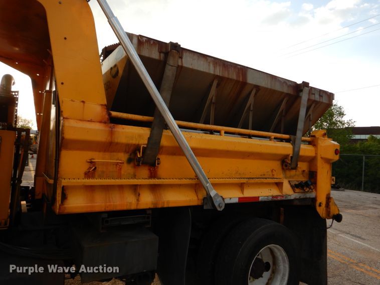 image for item IY9683 2002 International 4900  dump truck