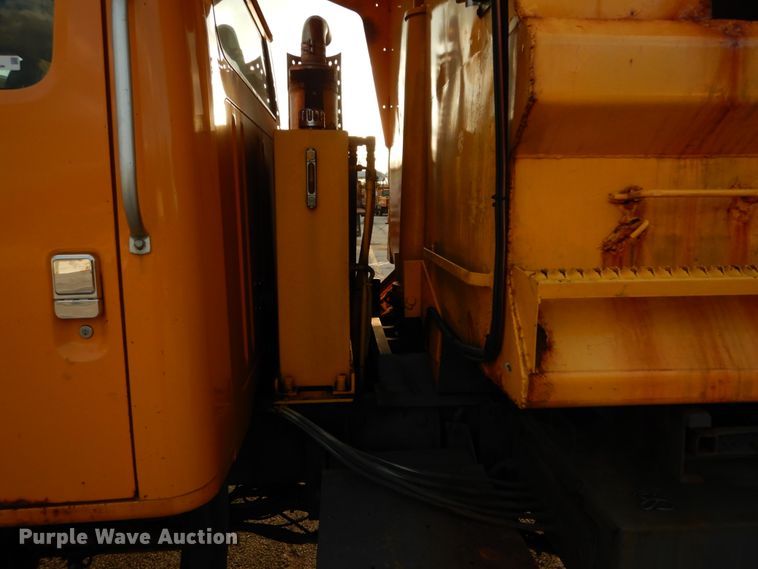 image for item IY9683 2002 International 4900  dump truck