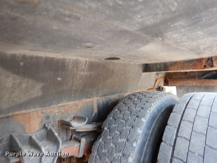 image for item IY9683 2002 International 4900  dump truck