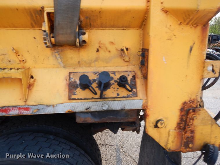 image for item IY9683 2002 International 4900  dump truck