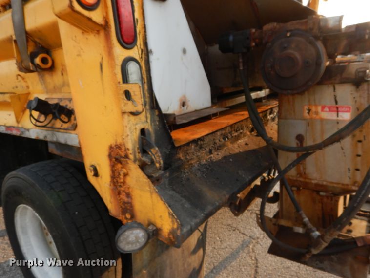 image for item IY9683 2002 International 4900  dump truck