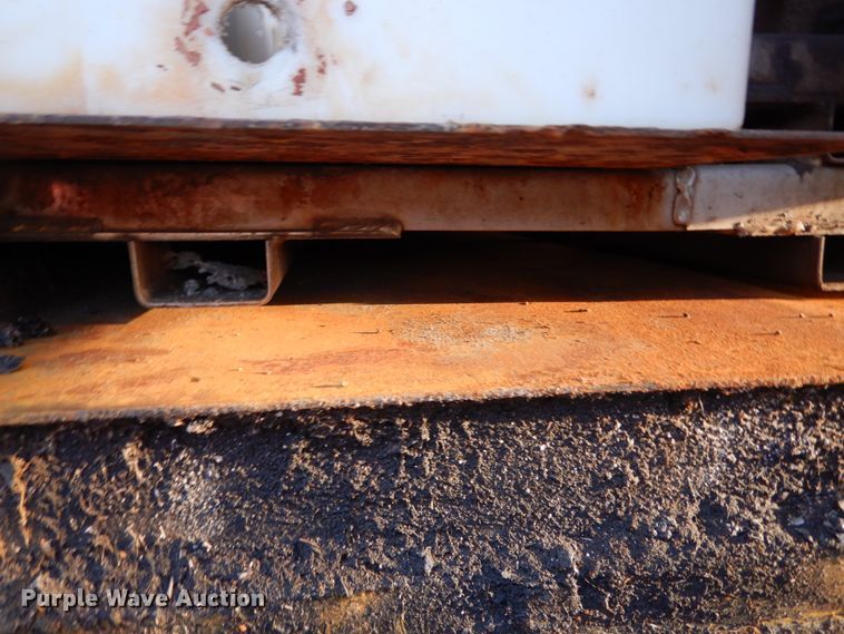 image for item IY9683 2002 International 4900  dump truck