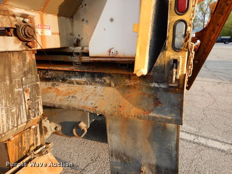 image for item IY9683 2002 International 4900  dump truck