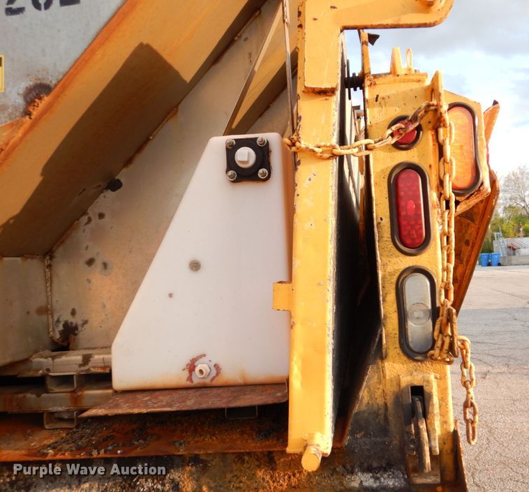 image for item IY9683 2002 International 4900  dump truck