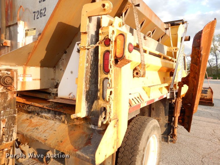 image for item IY9683 2002 International 4900  dump truck