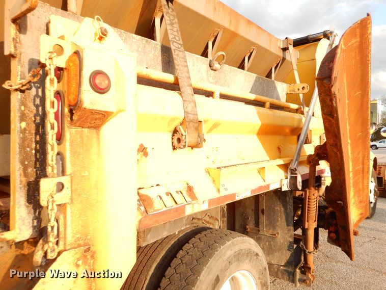 image for item IY9683 2002 International 4900  dump truck