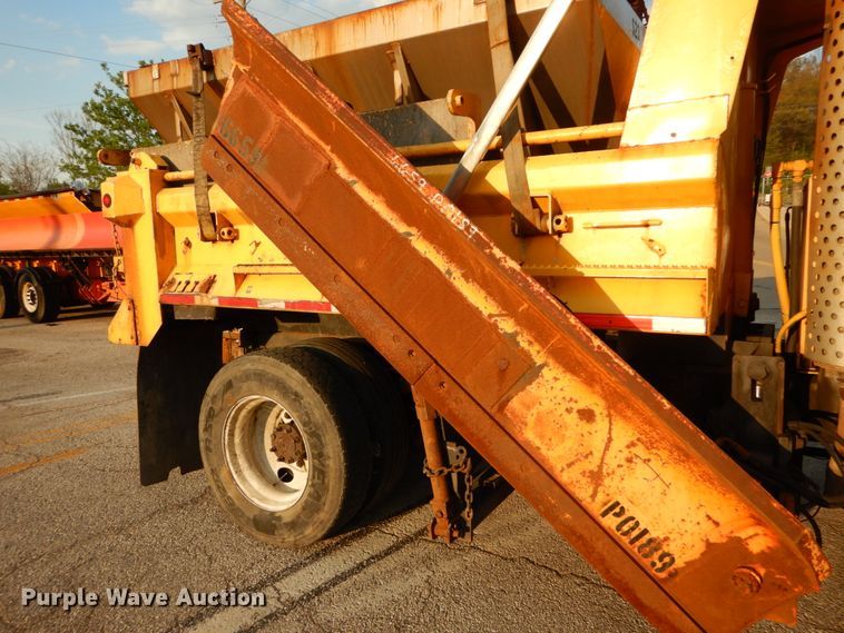 image for item IY9683 2002 International 4900  dump truck