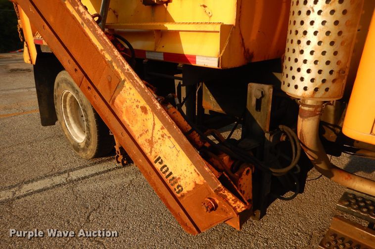 image for item IY9683 2002 International 4900  dump truck