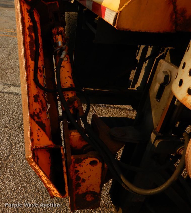 image for item IY9683 2002 International 4900  dump truck