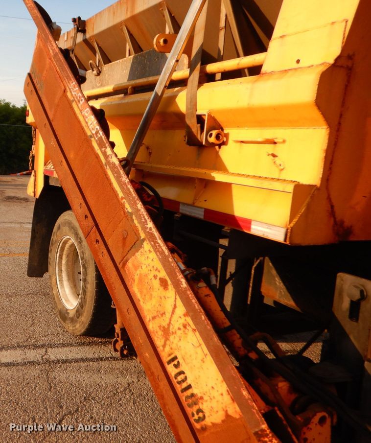 image for item IY9683 2002 International 4900  dump truck