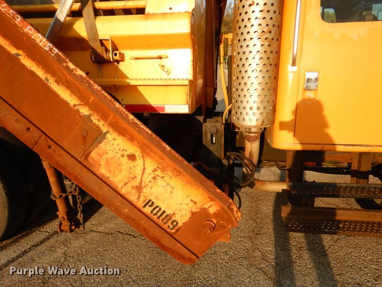 image for item IY9683 2002 International 4900  dump truck