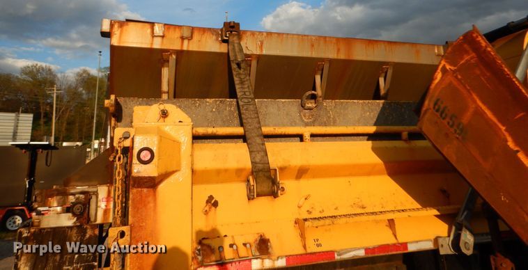 image for item IY9683 2002 International 4900  dump truck