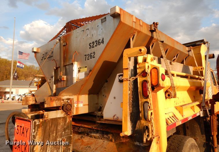 image for item IY9683 2002 International 4900  dump truck