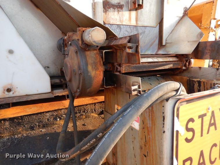 image for item IY9683 2002 International 4900  dump truck