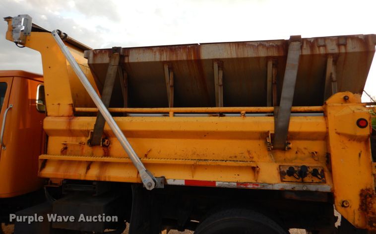 image for item IY9683 2002 International 4900  dump truck